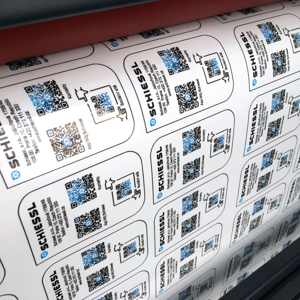 Reklamní etikety s qr kódem a laminací, exteriérová kvalita.